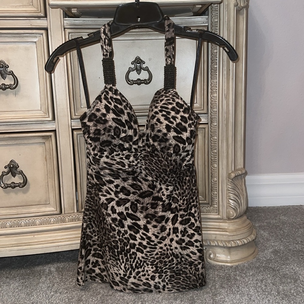 Leopard print halter top by Australian brand size s 🐆 - Picture 3 of 10
